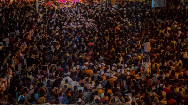 Amravati, Maharashtra, Hindistan - 27 Eylül 2018: Ganesha festivali sırasında Hindu Tanrısı Ganesha 'yı suya daldırmak için taşıyan bir kalabalık. Yıllık festival.