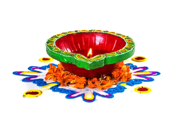 A Diwali fesztivál alatt megvilágított Clay diya lámpa. Clay diya a Rangoli. Boldog Diwali Üdvözlet Card design, indiai hindu fesztivál fények nevű Diwali. — Stock Fotó