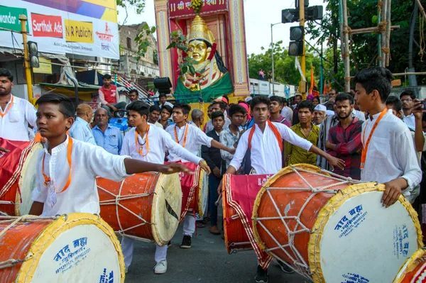 AMRAVATI, MAHARASHTRA, ÍNDIA - 27 DE SETEMBRO DE 2018: Multidão de pessoas não identificadas batendo bateria tradicional na frente do ídolo da Deusa Ekvira durante o festival Ganesh Chaturthi . — Fotografia de Stock