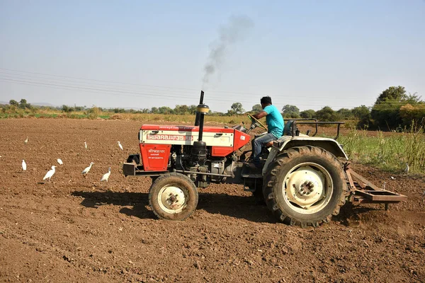 Amravati, Maharashtra, India - 03 February 2017：Unidentified farmer in tractor preparing land for planted with seed bed cultivation ator. — 图库照片