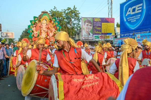 Amravati, Maharashtra, Indie - 27 września 2018: Tłum niezidentyfikowanych ludzi niosących hinduskiego Boga Ganeshę na zanurzenie w perkusji i muzyce na zbiornikach wodnych podczas festiwalu Ganesha. Doroczny festiwal. — Zdjęcie stockowe