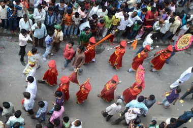 Nagpur, Maharashtra, Hindistan - 6 Eylül 2013: Marbat festivalini kutlayan kimliği belirsiz kalabalık şehri kötü ruhlardan korumak için. Sahnedeki kötü güçlerin heykelleri.
