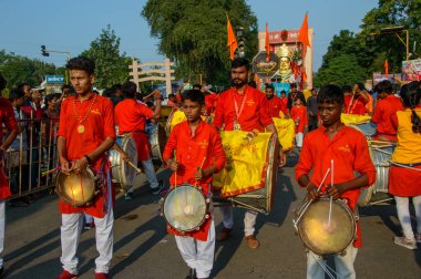 Amravati, Maharashtra, Hindistan - 27 Eylül 2018: Ganesh Chaturthi festivali sırasında tanrıça Ekvira heykelinin önünde geleneksel davul çalan kimliği belirsiz bir kalabalık.