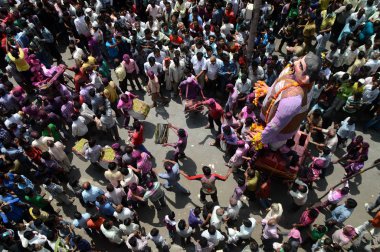 Nagpur, Maharashtra, Hindistan - 6 Eylül 2013: Marbat festivalini kutlayan kimliği belirsiz kalabalık şehri kötü ruhlardan korumak için. Sahnedeki kötü güçlerin heykelleri.