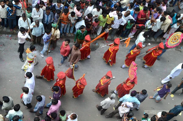 Nagpur, Maharashtra, Ινδία- 6 Σεπτεμβρίου 2013: Το πλήθος των αγνώστων ανθρώπων γιορτάζει το φεστιβάλ Marbat για την προστασία της πόλης από τα κακά πνεύματα. Τα αγάλματα πομπή των δυνάμεων του κακού στο stree — Φωτογραφία Αρχείου