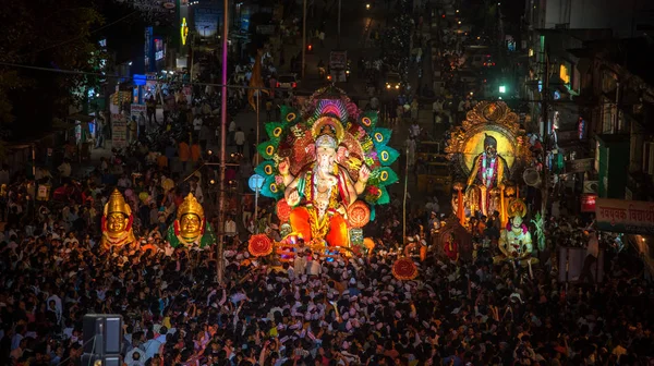 Amravati, Maharashtra, Hindistan - 27 Eylül 2018: Ganesha festivali sırasında Hindu Tanrısı Ganesha 'yı suya daldırmak için taşıyan bir kalabalık. Yıllık festival. — Stok fotoğraf