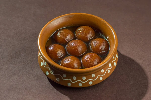Indisches Dessert: Gulab Jamun im Tontopf — Stockfoto