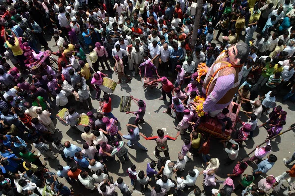 NAGPUR, MAHARASHTRA, INDE - 6 SEPTEMBRE 2013 : La foule de personnes non identifiées célèbre la fête du Marbat pour protéger la ville des mauvais esprits. Les statues procession des forces du mal sur la stree — Photo