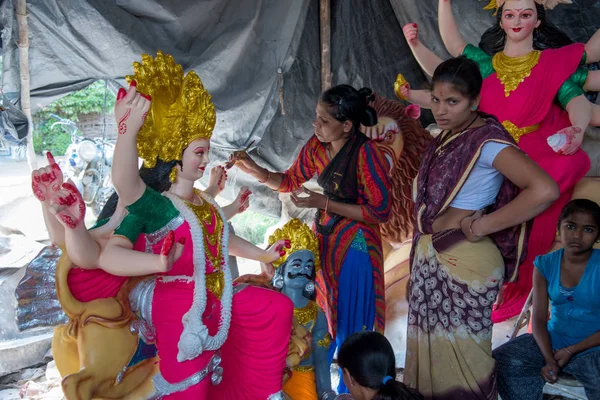 Amravati, Maharashtra, Hindistan - 1 Ekim 2018: Tanınmayan bir sanatçı Tanrıça Durga heykelleri üzerinde son rötuşları yapıyor ve yapıyor. Bu putlar Hindu Dasara & Navratri festivali için yapılmıştır. — Stok fotoğraf