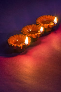 Diwali kutlamaları sırasında Clay diya lambaları yandı. Selamlar Kart Tasarımı Hint Hindu Işık Festivali Diwali