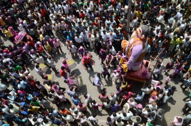 Nagpur, Maharashtra, Hindistan - 6 Eylül 2013: Marbat festivalini kutlayan kimliği belirsiz kalabalık şehri kötü ruhlardan korumak için. Sahnedeki kötü güçlerin heykelleri.