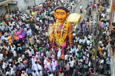 Nagpur, Maharashtra, Hindistan - 6 Eylül 2013: Marbat festivalini kutlayan kimliği belirsiz kalabalık şehri kötü ruhlardan korumak için. Sahnedeki kötü güçlerin heykelleri.