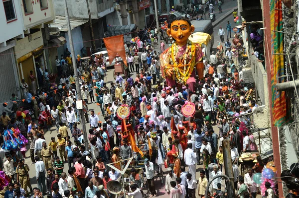 NAGPUR, MAHARASHTRA, INDIA- 6 DE SEPTIEMBRE DE 2013: La multitud de personas no identificadas celebrando el festival de Marbat para proteger la ciudad de los espíritus malignos. La procesión de estatuas de las fuerzas del mal en el stree — Foto de Stock