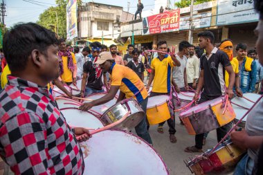 Amravati, Maharashtra, Hindistan - 27 Eylül 2018: Ganesha festivali sırasında Hindu Tanrısı Ganesha 'yı suya daldırmak için taşıyan tanımlanamayan inançlı insanlar. Yıllık festival.
