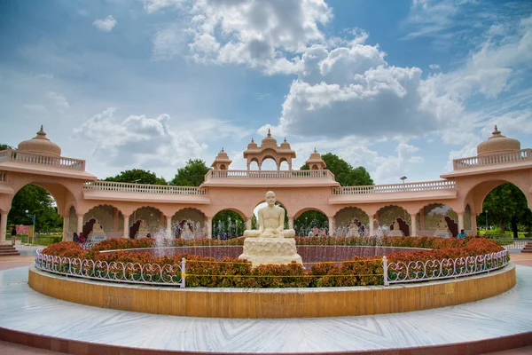 Shegaon, Maharashtra, India, 10 juli 2017: een architectonisch wonder op Anand Sagar Shri Saint Gajanan Maharaj Sansthan. Anand Sagar is een toeristische trekpleister van Shegaon — Stockfoto