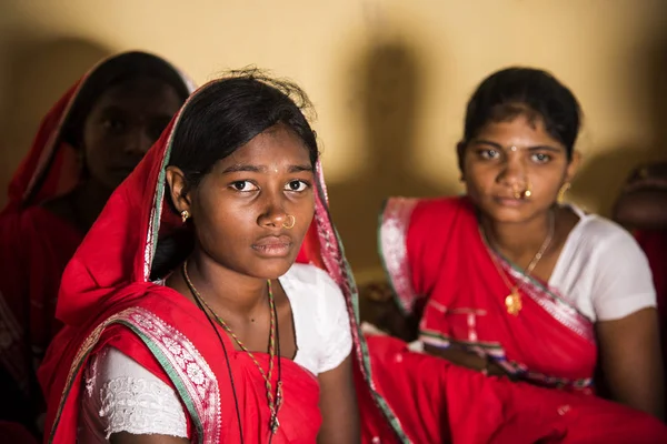 Amravati, Maharashtra, Hindistan - 9 Ağustos - Madhya Pradesh ve Maharashtra 'da bulunan Korku kabilesi geleneksel müzik üzerine dans ederek dünya kabilesi gününü kutluyor, — Stok fotoğraf