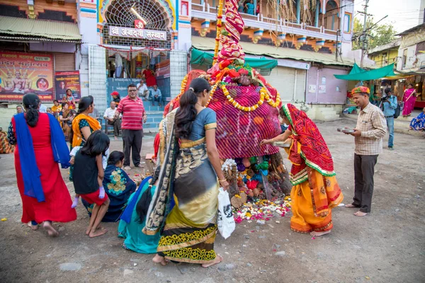 AMRAVATI, MAHARASHTRA, INDIA, MARCH - 1, 2018: unidentified people celebrating Holika Dahan by worshiping of wood logs or coconut. also known as the festival of colors Holi or the festival of sharing — Stock Photo, Image