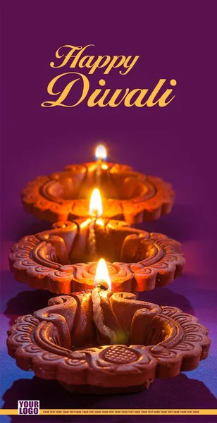 Hälsningar Kort Design: Clay diya lampor tända under Diwali firande. Indiska hinduiska ljusfestivalen Diwali — Stockfoto