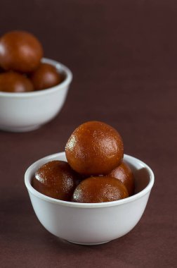 Gulab Jamun, Hint Tatlısı ya da kaşıklı tatlı tabağı.
