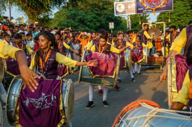 Amravati, Maharashtra, Hindistan - 27 Eylül 2018: Ganesha festivali sırasında bateri ve müzik eşliğinde Hindu Tanrısı Ganesha 'yı taşıyan bir kalabalık. Yıllık festival.