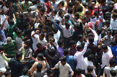 Nagpur, Maharashtra, Hindistan - 6 Eylül 2013: Marbat festivalini kutlayan kimliği belirsiz kalabalık şehri kötü ruhlardan korumak için. Sahnedeki kötü güçlerin heykelleri.