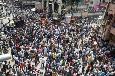 Nagpur, Maharashtra, Hindistan - 6 Eylül 2013: Marbat festivalini kutlayan kimliği belirsiz kalabalık şehri kötü ruhlardan korumak için. Sahnedeki kötü güçlerin heykelleri.