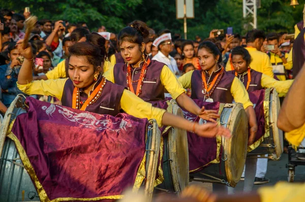 Amravati, Maharashtra, Hindistan - 27 Eylül 2018: Ganesha festivali sırasında bateri ve müzik eşliğinde Hindu Tanrısı Ganesha 'yı taşıyan bir kalabalık. Yıllık festival. — Stok fotoğraf