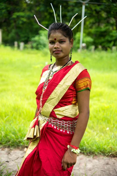 Amravati, Maharashtra, Hindistan - 9 Ağustos: Gondi kabileleri kabile gününü Amravati, Maharashtra, Hindistan 'da halk dansı yaparak kutluyorlar. — Stok fotoğraf