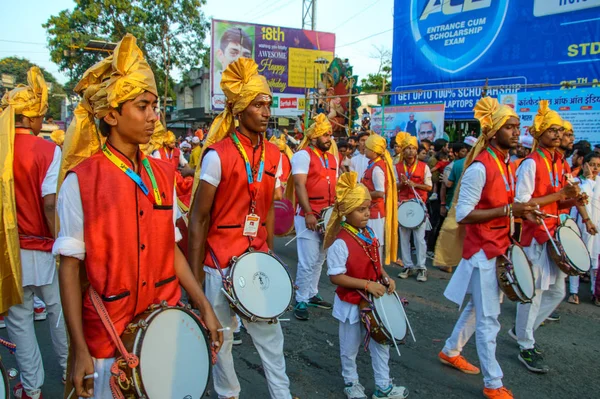 Amravati, Maháráštra, Indie - 27. září 2018: Dav neidentifikovaných lidí nesoucích hinduistického boha Ganéšu k ponoření do bubnů a hudby na vodních tělesech během festivalu v Ganeše. Výroční festival. — Stock fotografie