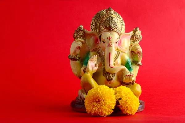 Hindu God Ganesha. Ganesha Idol on red Background. — Stock Photo, Image
