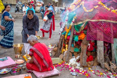 Amravati, Maharashtra, Hindistan, Mart - 1, 2018: Tahta kütüklere ya da hindistan cevizine taparak Holika Dahan 'ı kutlayan kimliği belirsiz insanlar. Holi renk festivali ya da paylaşım festivali olarak da bilinir.