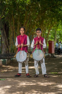Amravati, Maharashtra, Hindistan - 24 Eylül - Tanımlanamayan bir grup genç festivali müzikle davul çalarak parkta kutluyor.