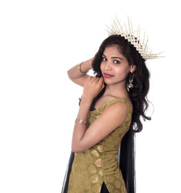 Beyaz arka plan üzerinde poz güzel genç kız