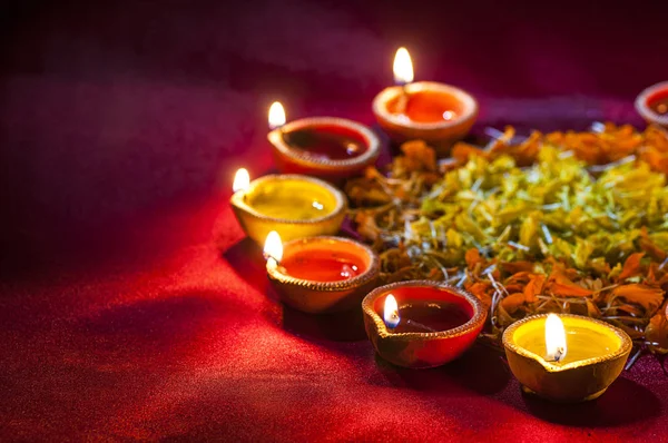 Lámparas de arcilla diya encendidas durante la celebración de Diwali. Saludos Card Design Indian Hindu Light Festival llamado Diwali — Foto de Stock