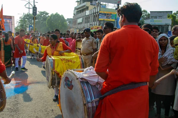 インド、マハラシュトラ州アムラヴァティ – 2018年9月27日:ガンシャ祭りの期間中、ヒンドゥ教の神ガネーシャを水の近くに没入させるために運んでいる未確認の忠実な人々。例祭. — ストック写真