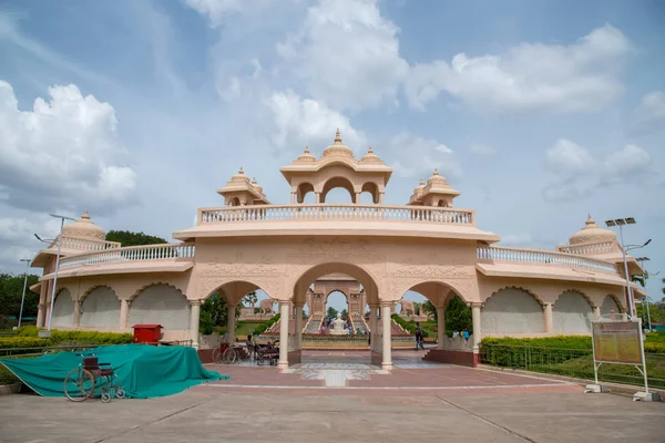 SHEGAON, MAHARASHTRA, INDIA, 10 JULY 2017 : Unidentified tourist enjoying an architectural wonder at Anand Sagar Shri Saint Gajanan Maharaj Sansthan. Anand Sagar is tourist attraction place of Shegaon — Stock Photo, Image