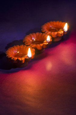Diwali kutlamaları sırasında Clay diya lambaları yandı. Selamlar Kart Tasarımı Hint Hindu Işık Festivali Diwali