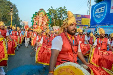 Amravati, Maharashtra, Hindistan - 27 Eylül 2018: Ganesha festivali sırasında bateri ve müzik eşliğinde Hindu Tanrısı Ganesha 'yı taşıyan bir kalabalık. Yıllık festival.