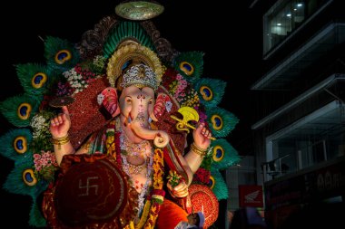 Amravati, Maharashtra, Hindistan - 27 Eylül 2018: Ganesha festivali sırasında Hindu Tanrısı Ganesha 'yı suya daldırmak için taşıyan bir kalabalık. Yıllık festival.