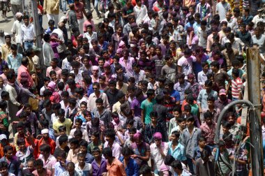 Nagpur, Maharashtra, Hindistan - 6 Eylül 2013: Marbat festivalini kutlayan kimliği belirsiz kalabalık şehri kötü ruhlardan korumak için. Sahnedeki kötü güçlerin heykelleri.