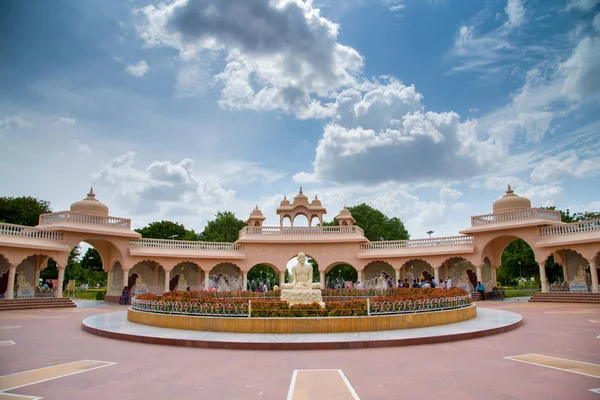 Shegaon, Maharashtra, India, 10 juli 2017: een architectonisch wonder op Anand Sagar Shri Saint Gajanan Maharaj Sansthan. Anand Sagar is een toeristische trekpleister van Shegaon — Stockfoto