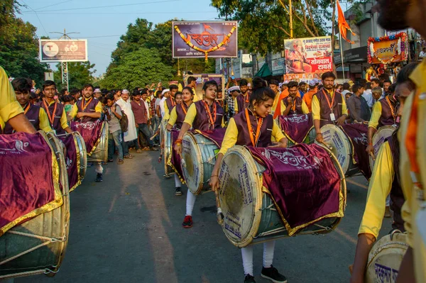 AMRAVATI, MAHARASHTRA, INDIA - 27 SEPTEMBER 2018: Crowd of unidentified people carrying Hindu God Ganesha for immersion with drums and music at water bodies during Ganesha festival. Annual festival. — Stock Photo, Image