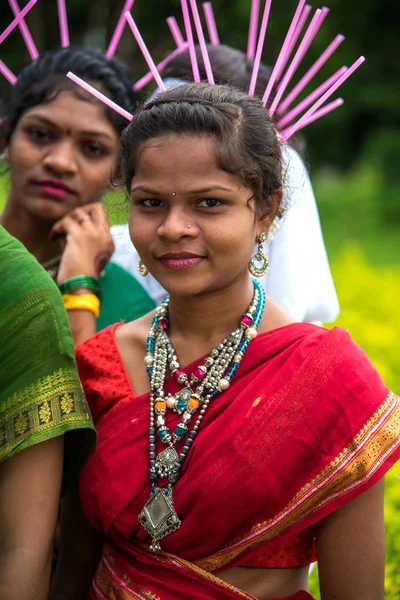 Amravati, Maharashtra, Hindistan - 9 Ağustos: Gondi kabileleri kabile gününü Amravati, Maharashtra, Hindistan 'da halk dansı yaparak kutluyorlar. — Stok fotoğraf