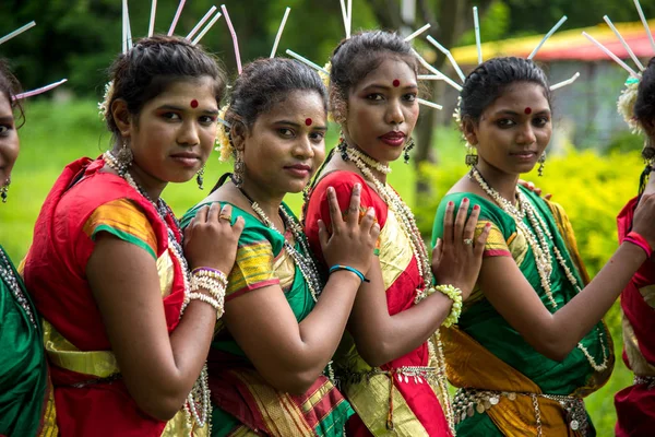 AMRAVATI, MAHARASHTRA, ÍNDIA - 9 DE AGOSTO: Grupo de tribos Gondi celebrando o dia tribal mundial realizando dança popular em Amravati, Maharashtra, Índia — Fotografia de Stock
