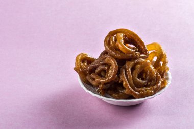 Hintli tatlı jalebi, Hint tatlı jalebi veya imarti veya Imarati veya jilbi