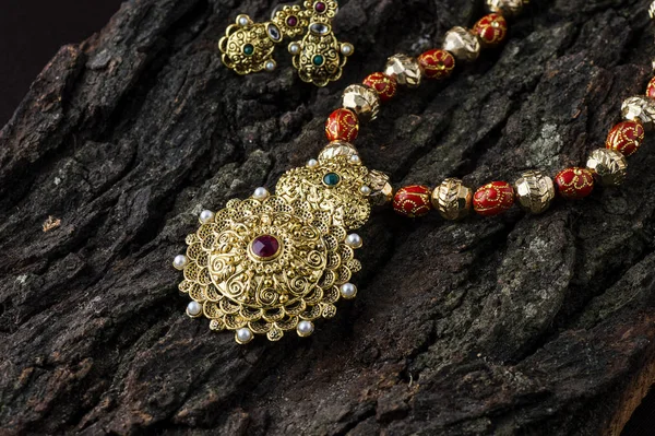 Индийские Традиционные Ювелирные Изделия Ожерелье Серьгами Деревянном Фоне — стоковое фото