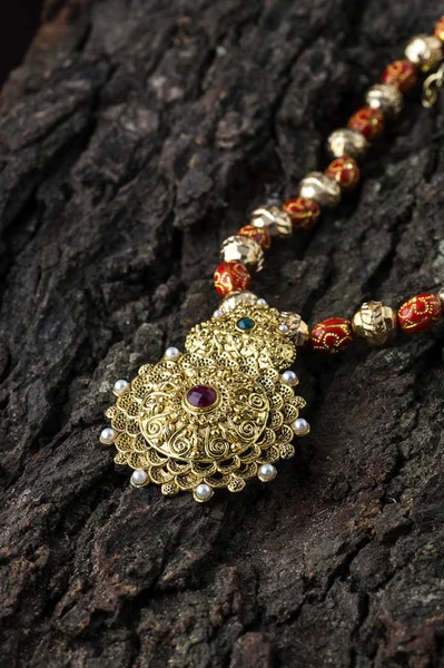 带有木制背景耳环的印度传统珠宝项链 — 图库照片