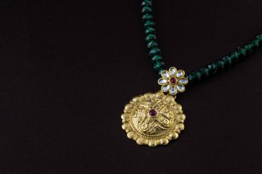 Hint Geleneksel Mücevherleri, koyu arkaplan üzerine kolyeyi kapatın.