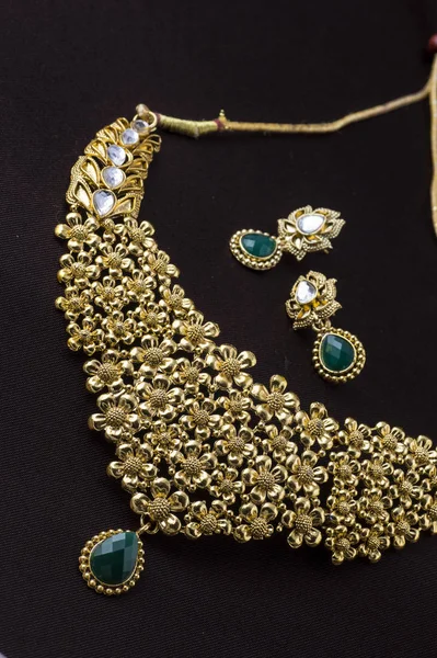 Индийские Традиционные Ювелирные Изделия Ожерелье Серьгами — стоковое фото