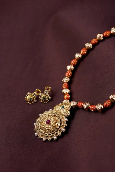 带有耳环的印度传统珠宝项链 — 图库照片
